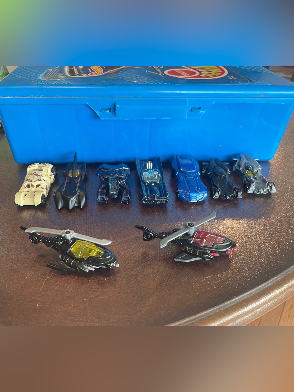 Batman, dc comics, HOT WHEELS diecast pieces.
FOR BATMAN FANS.